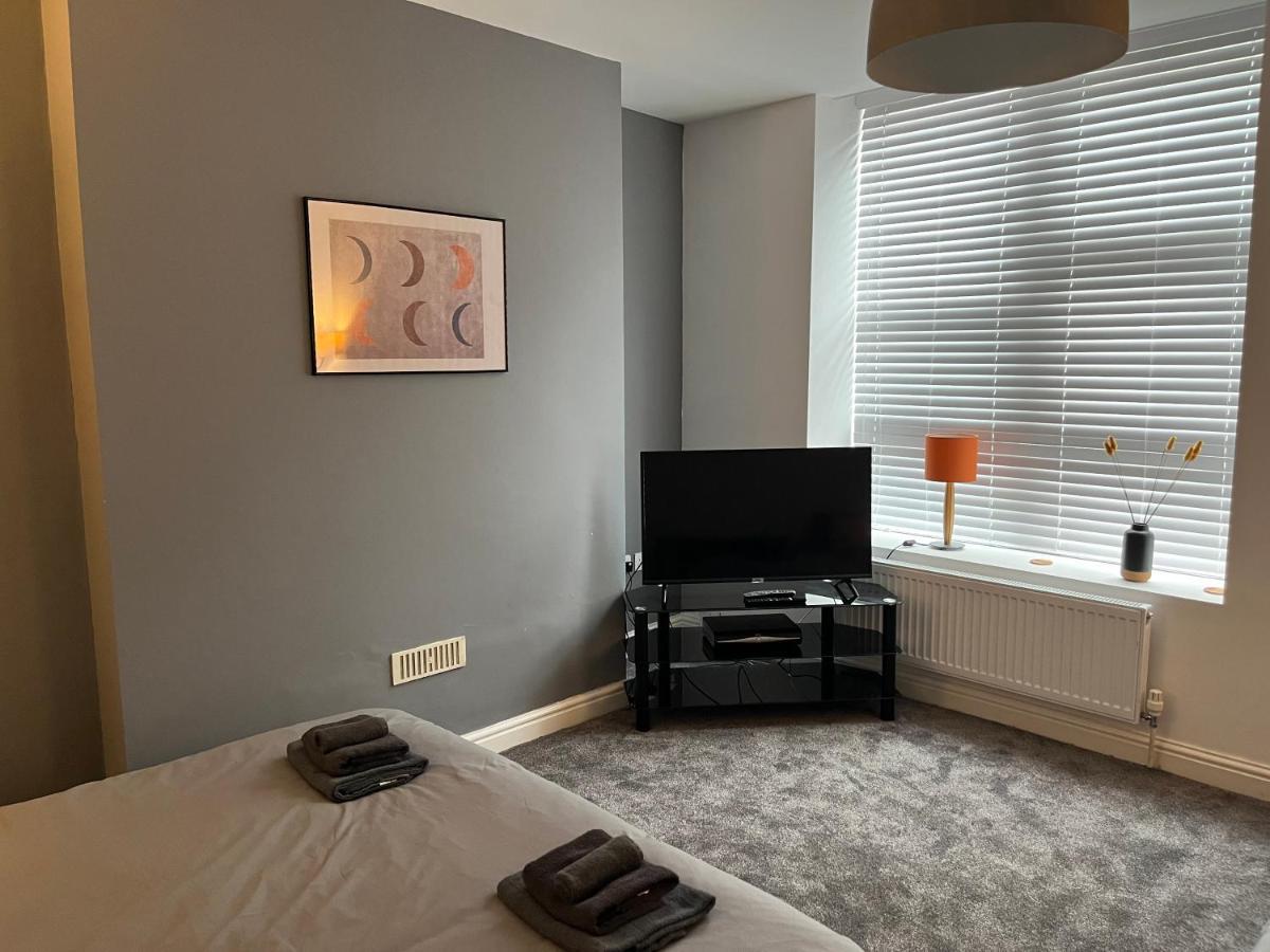 Spacious Ground Floor Suite Comfortably Sleeps Up To Eight Halifax Exterior photo