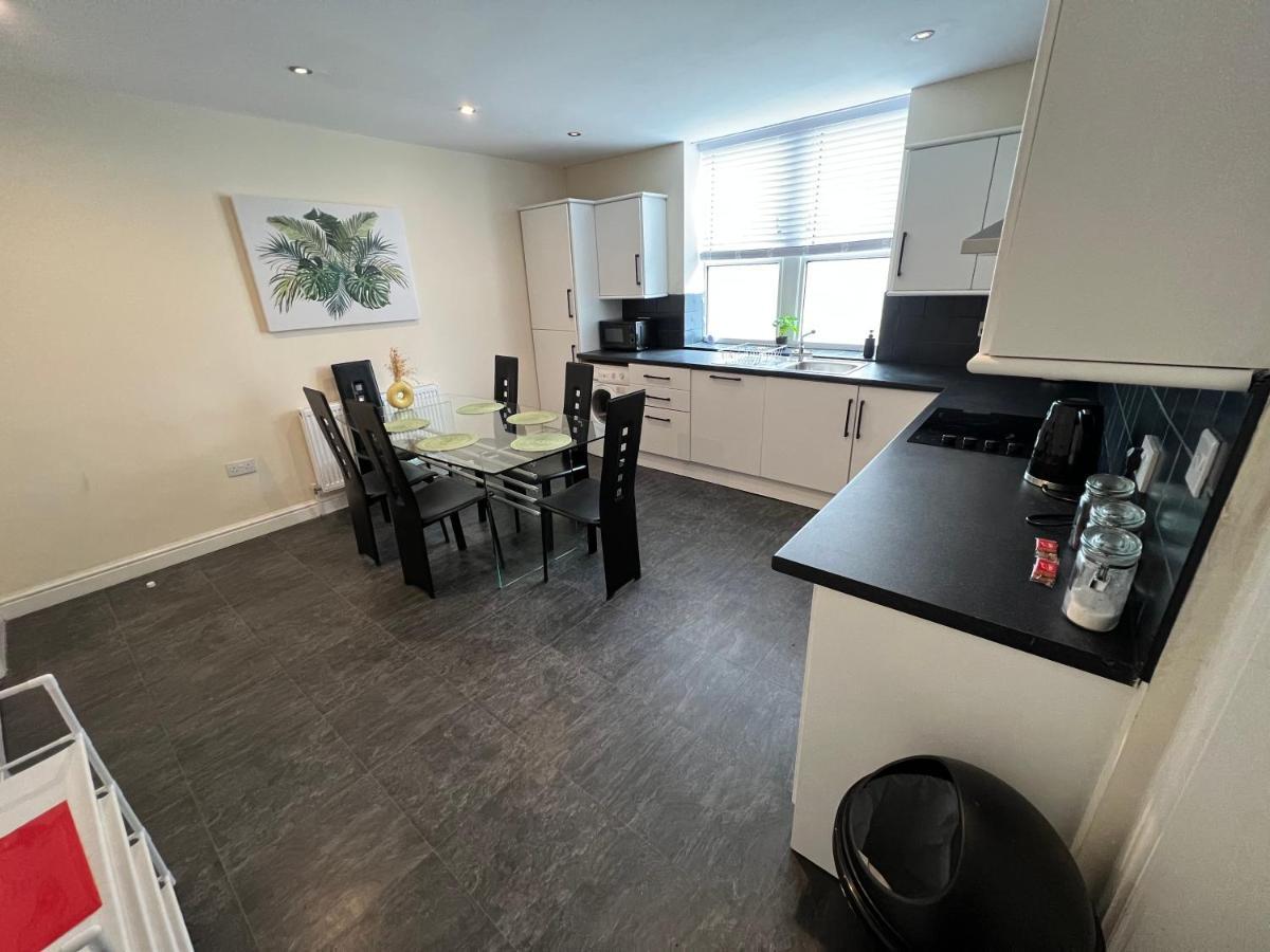 Spacious Ground Floor Suite Comfortably Sleeps Up To Eight Halifax Exterior photo