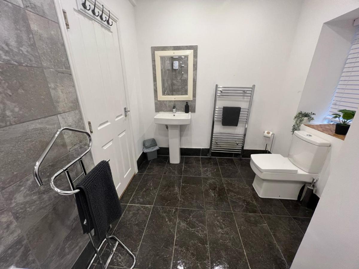 Spacious Ground Floor Suite Comfortably Sleeps Up To Eight Halifax Exterior photo