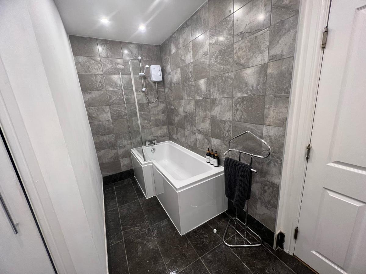 Spacious Ground Floor Suite Comfortably Sleeps Up To Eight Halifax Exterior photo